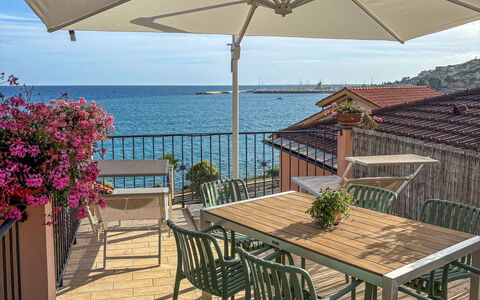 Terrazzo sul Mare: Møbel, Udendørs Møbler, Hav, Stol, Bord, Udendørs Bord, Altan, Veranda, Coastal Og Oceaniske Landskabsformer, Udvej