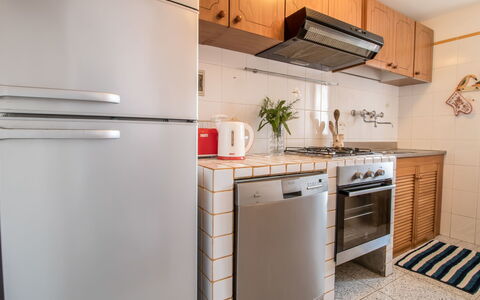 Serenella: Værelse, Cabinetry, Ejendom, Køkken, Countertop, Større Bandage, Møbel, Køleskab, Hus, Indretning