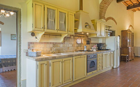 La Salciaia: Countertop, Cabinetry, Ejendom, Køkken, Køkken Apparat, Træ, Indretning, Gulvbelægning, Komfur, Husholdningsapparat