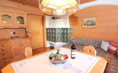 Sonnblick: Værelse, Ejendom, Loft, Indretning, Møbel, Bygning, Belysning, Spisestue, Hus, Bord