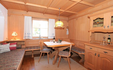Sonnblick: Cabinetry, Møbel, Countertop, Bord, Vindue, Køkkenvask, Køkken, Håndvask, Træ, Tap