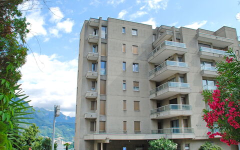 Apt. Lugano Majestic Panorama: Sky, Himmel, Bygning, Plante, Ejendom, Vindue, Hjul, Køretøj, Højhus