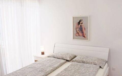 Apt. Lugano Majestic Panorama: Soveværelse, Seng, Møbel, Værelse, Sengetøj, Ejendom, Bed Frame, Sengetøj, Madras, Indretning