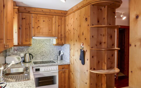 Chesa Polaschin e - E21 - Sils: Værelse, Cabinetry, Møbel, Ejendom, Bejdse, Countertop, Køkken, Skab, Bygning, Indretning