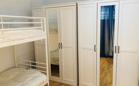 Bellevue: Værelse, Møbel, Ejendom, Seng, Skab, Soveværelse, Garderobe, Dør, Hostel, Bygning