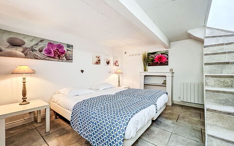 L'Abeille D'Or: Møbel, Seng, Soveværelse, Etage, Indretning, Gulvbelægning, Sengetøj, Sengetøj, Sengetøj, Loft