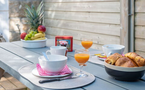 L'Abeille D'Or: Mad, Bord, Bordservice, Møbel, Tallerkner, Drinkware, Vindue, Plade, Kop, Kaffekop