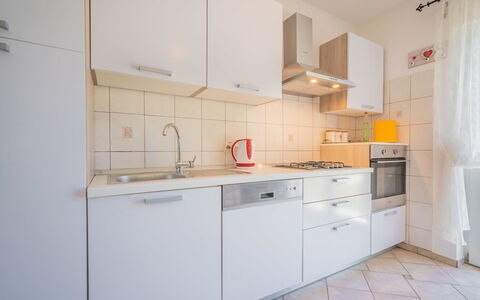 Ivona: Ejendom, Værelse, Møbel, Køkken, Cabinetry, Indretning, Bygning, Hus, Flise, Etage