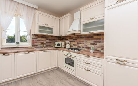 Imperia: Countertop, Cabinetry, Møbel, Bygning, Tap, Håndvask, Skuffe, Komfur, Vindue, Køkken