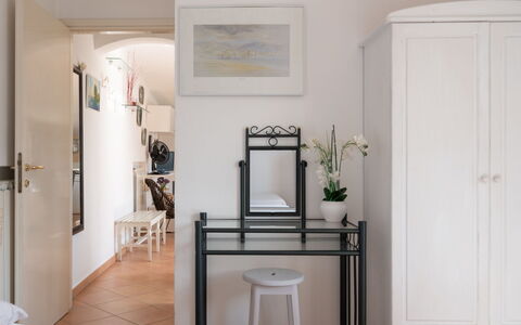 Villetta Laura: Værelse, Hvid, Ejendom, Møbel, Etage, Indretning, Bygning, Loft, Hus, Flise