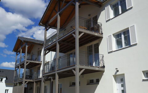 Frymburk 10: Boligområde, Facade, Hjem, Lejlighed, Altan, Urban Design, Dør, Beton, Veranda, Skygge