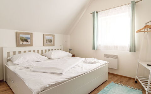 Lakeside Village 4 (+ Sauna): Møbel, Vindue, Azure, Komfort, Bygning, Træ, Belysning, Bed Frame, Etage