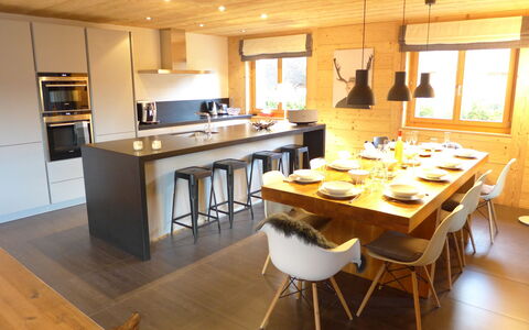 Crans-Montana 643: Værelse, Møbel, Ejendom, Countertop, Bygning, Køkken, Indretning, Etage, Spisestue, Bord