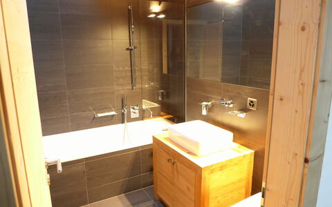 Crans-Montana 643: Tap, Håndvask, Badeværelsesvask, Sanitærarmatur, Badeværelse, Spejl, Bygning, Badeværelsesskab, Træ