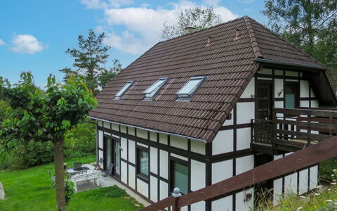 Frankenau 200: Sky, Plante, Himmel, Bygning, Vindue, Træ, Hus, Træ, Land Lot, Sidespor