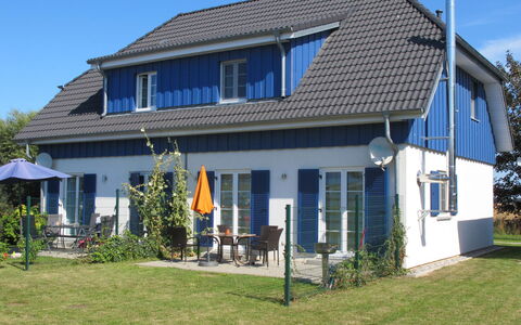 Rügenperle: Plante, Himmel, Bygning, Vindue, Hus, Land Lot, Sommerhus, Træ, Græs, Boligområde