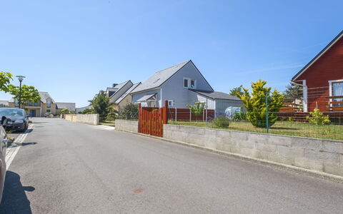 Pen-Guen: Himmel, Ejendom, Plante, Bygning, Vindue, Hus, Vejbelægning, Asfalt, Land Lot, Træ
