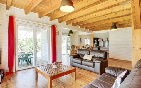 Pen-Guen: Møbel, Bord, Ejendom, Couch, Træ, Komfort, Indretning, Skygge, Arkitektur, Etage