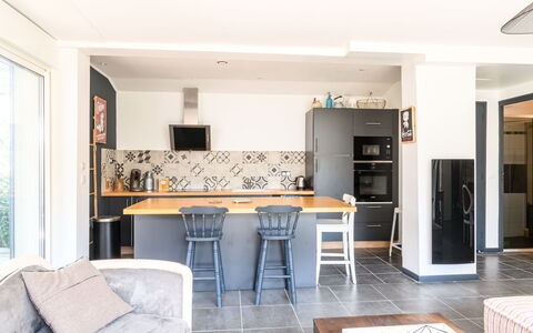 Aimé Bourdier: Countertop, Bord, Møbel, Cabinetry, Køkken, Køkken Apparat, Komfur, Reoler, Husholdningsapparat, Træ