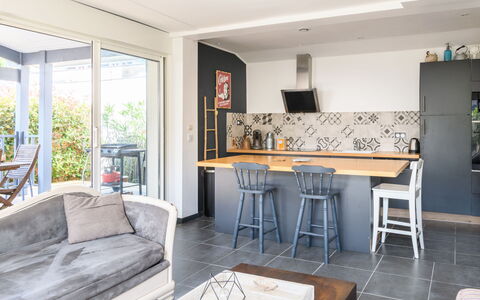 Aimé Bourdier: Møbel, Bord, Ejendom, Couch, Træ, Billedramme, Plante, Indretning, Gulvbelægning, Etage