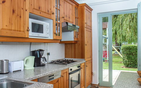 Sapphire: Cabinetry, Ejendom, Køkkenvask, Møbel, Countertop, Plante, Håndvask, Køkken Apparat, Komfur, Køkken