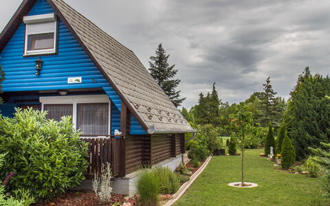Blue: Plante, Sky, Himmel, Bygning, Ejendom, Vindue, Træ, Land Lot, Hus, Naturlige Landskab