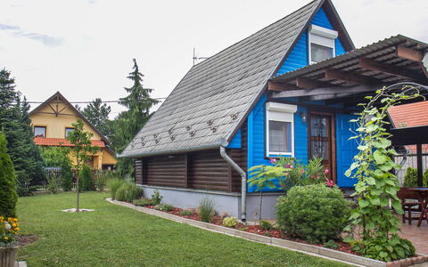 Blue: Plante, Himmel, Sky, Bygning, Vindue, Hus, Træ, Land Lot, Kvarter, Træ