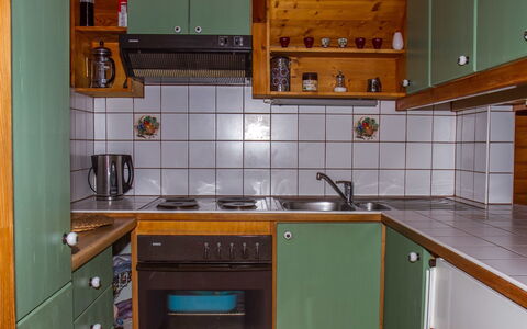 Blue: Cabinetry, Countertop, Køkkenvask, Møbel, Ejendom, Tap, Komfur, Håndvask, Køkken, Bygning