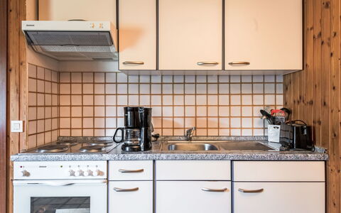 Schönecken 100: Cabinetry, Countertop, Ejendom, Køkken Apparat, Komfur, Gaskomfur, Cooktop, Køkken, Køkkenvask, Husholdningsapparat
