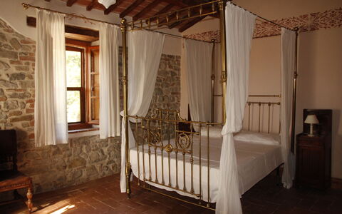 Villa Venanzo: Værelse, Seng, Møbel, Ejendom, Indretning, Etage, Bygning, Soveværelse, Himmelseng, Bed Frame