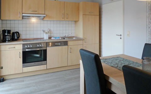 Alina: Countertop, Værelse, Ejendom, Møbel, Køkken, Cabinetry, Større Bandage, Komfur, Etage, Bygning