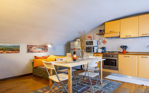 La Rondine (Luu280): Møbel, Ejendom, Cabinetry, Bord, Countertop, Stol, Træ, Orange, Indretning, Bygning