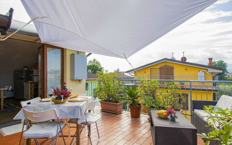 La Rondine (Luu280): Bord, Møbel, Plante, Stol, Bygning, Blomsterkrukke, Himmel, Skygge, Udendørs Møbler, Arkitektur