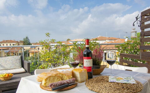 La Rondine (Luu280): Mad, Bord, Sky, Himmel, Ejendom, Plante, Bordservice, Flaske, Blomst, Vindue