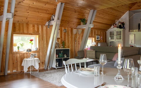 Rødehuset: Møbel, Bord, Ejendom, Bordservice, Stol, Træ, Tallerkner, Bjælke, Gulvbelægning, Plade