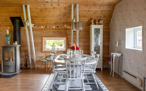 Rødehuset: Ejendom, Møbel, Bord, Træ, Vindue, Indretning, Stol, Belysning, Etage, Gulvbelægning