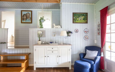 Rødehuset: Cabinetry, Møbel, Ejendom, Billedramme, Vindue, Træ, Skuffe, Indretning, Etage, Gulvbelægning