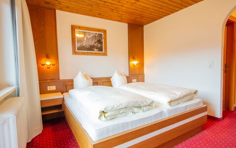 Fügen 450: Soveværelse, Seng, Værelse, Møbel, Ejendom, Sengetøj, Bed Frame, Madras, Rullemadras, Suite