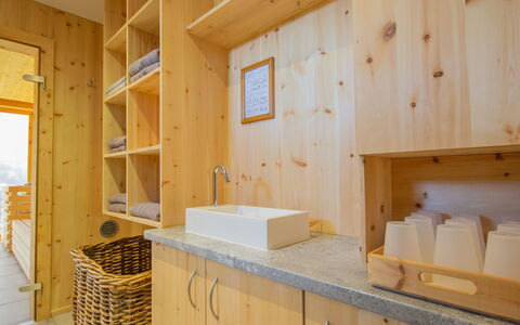 Fügen 450: Cabinetry, Ejendom, Træ, Bygning, Køkken, Countertop, Indretning, Arkitektur, Gulvbelægning, Reoler