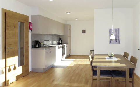 Zillertalblick: Værelse, Møbel, Etage, Indretning, Ejendom, Trægulve, Køkken, Cabinetry, Countertop, Bygning