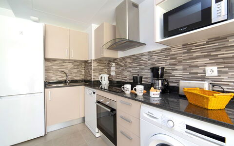 Calpe Beach i: Ejendom, Countertop, Værelse, Køkken, Cabinetry, Møbel, Indretning, Bygning, Gul, Hus
