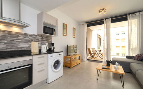 Calpe Beach i: Møbel, Couch, Cabinetry, Bord, Indretning, Træ, Stueplante, Komfur, Stue, Countertop