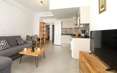 Calpe Beach i: Møbel, Bord, Cabinetry, Couch, Countertop, Indretning, Træ, Bygning, Etage, Gulvbelægning