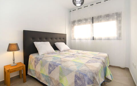 Calpe Beach i: Soveværelse, Seng, Sengetøj, Møbel, Sengetøj, Ejendom, Værelse, Bed Frame, Dynebetræk, Væg