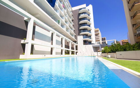 Calpe Beach i: Svømmepøl, Bygning, Ejendom, Ejerlejlighed, Ejendom, Lejlighed, Arkitektur, Hotel, Udvej, Fritid
