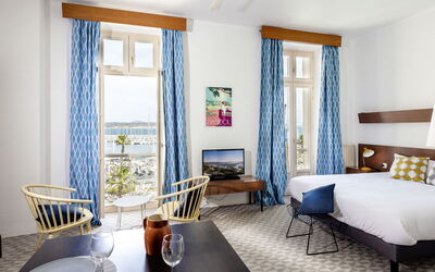 Beau Rivage (Ban142) 644.3: Værelse, Møbel, Indretning, Ejendom, Stue, Bygning, Gardin, Gul, Væg, Etage