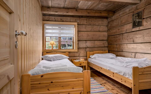 Eiketun: Soveværelse, Træ, Møbel, Seng, Indretning, Gulvbelægning, Etage, Køjeseng, Værelse, Loft