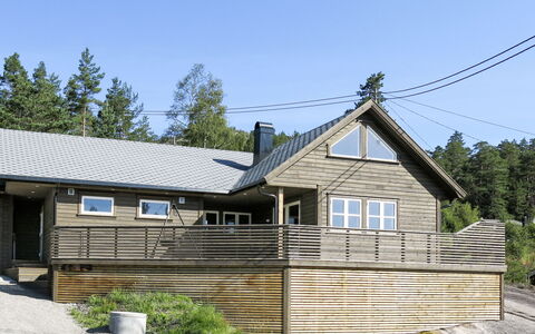 Doghouse: Himmel, Plante, Ejendom, Vindue, Bygning, Træ, Hus, Land Lot, Træ, Sommerhus