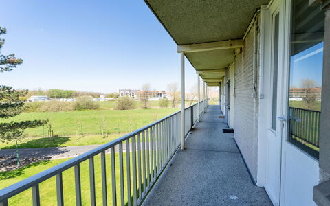 De Haan 311: Lejlighed, Lawn, Skygge, Estate, Altan, Landscaping, Gård, Walkway, Hegn, Veranda