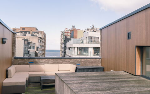 Rooftop Breeze with Parking: Bord, Plante, Vindue, Bygning, Træ, Land Lot, Naturlige Landskab, Græs, Udendørs Bord, Stol